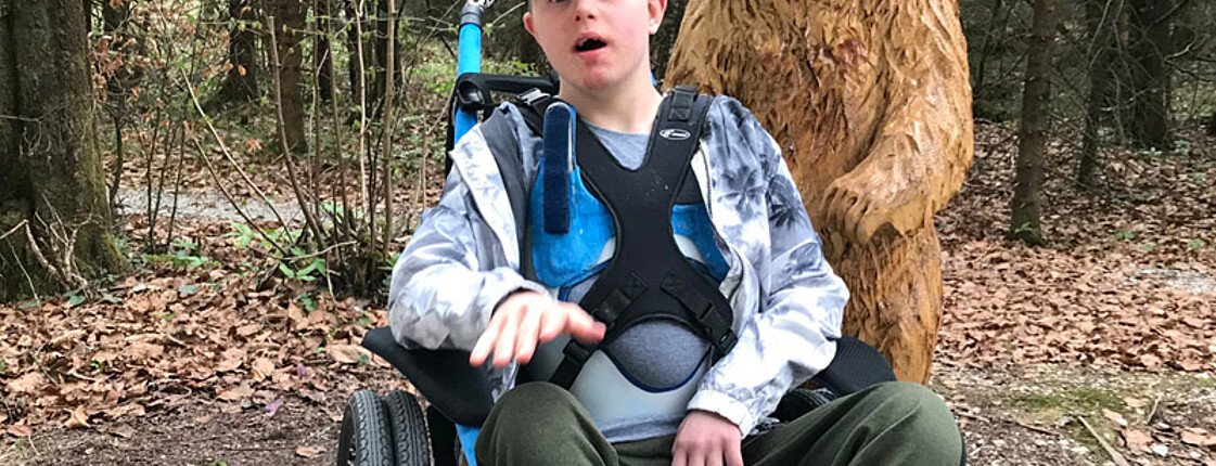 Junge im Rollstuhl